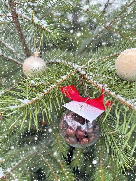 zimní vánoční atmosféra, ozdoba s čokoládou vynikne